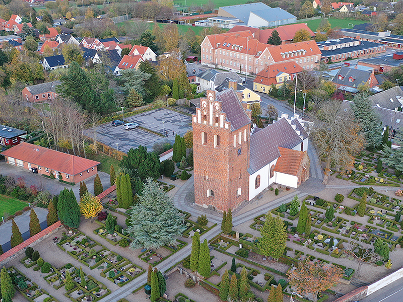 Græsted Kirke med byen omkring