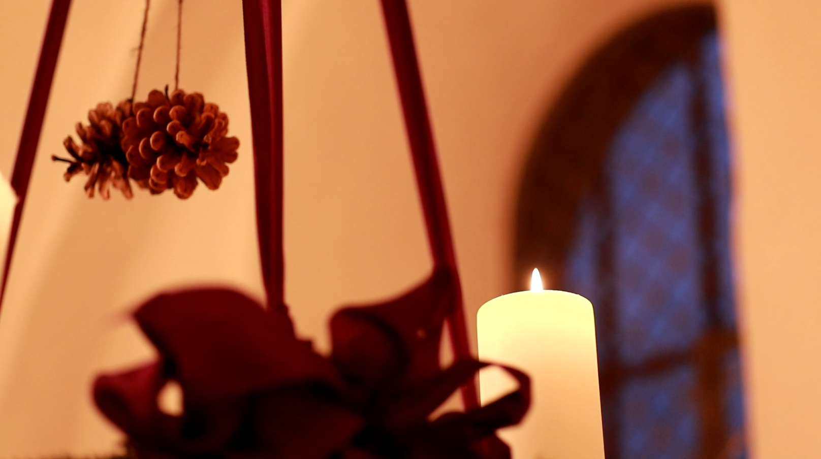 Det første lys er blevet tændt i adventskransen